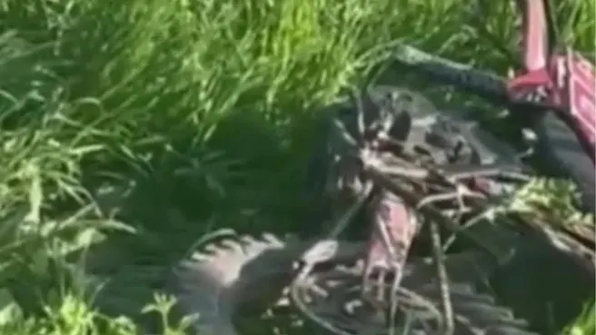 Утром в Калтасинском районе 20‑летний водитель питбайка не справился с управлением и вылетел в кювет. Пассажир, 18 лет, скончался на месте, водитель госпитализирован.