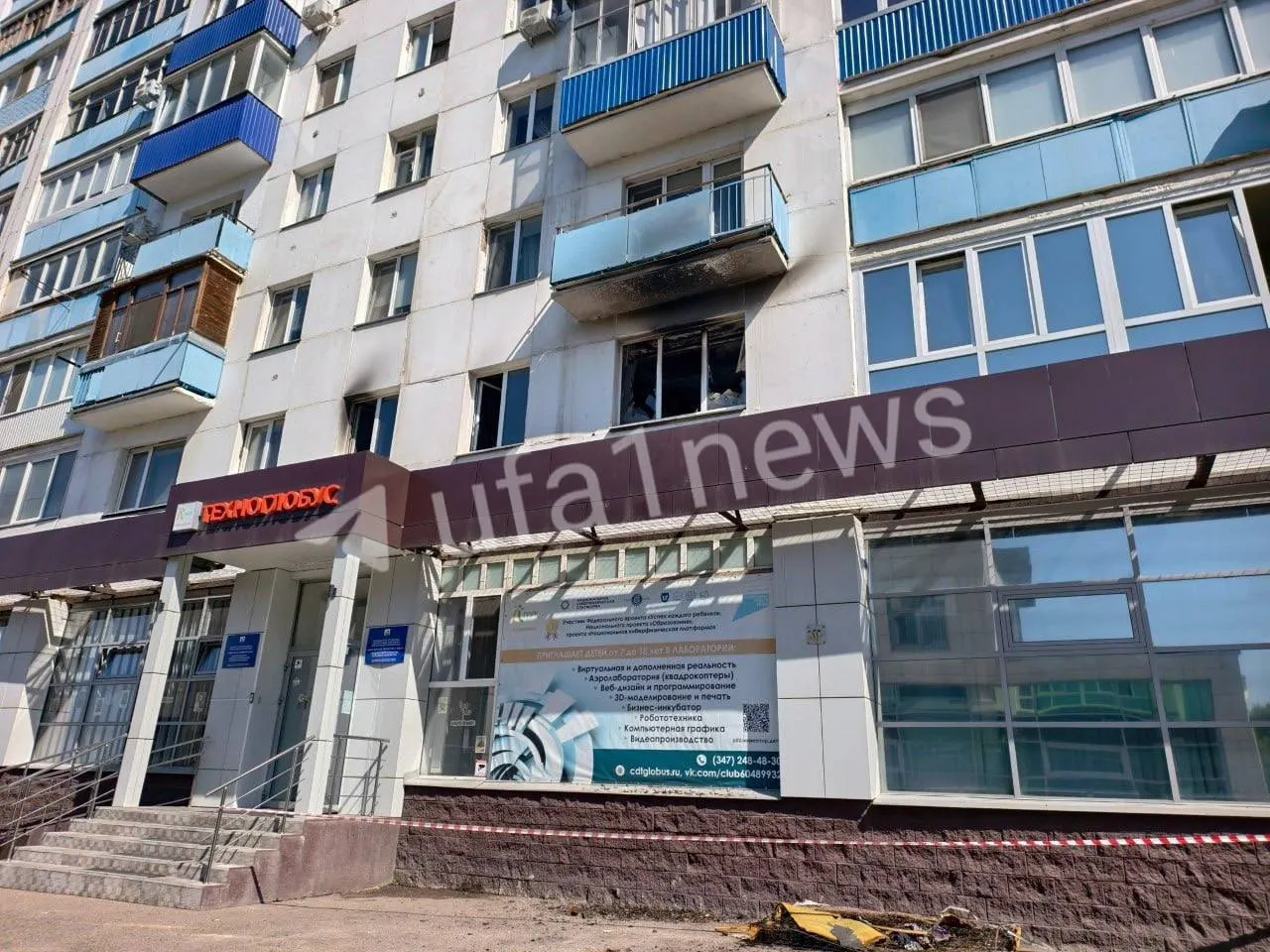 На втором этаже жилого дома в Уфе произошёл пожар. Спасатели вывели десятерых жителей, одна женщина госпитализирована с отравлением дымом. Пожар потушен, причины устанавливают.