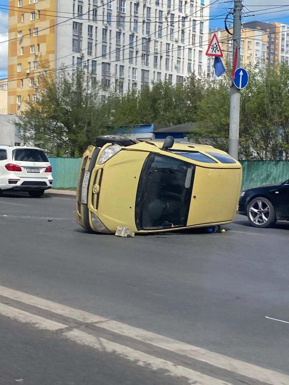 Автомобиль опрокинулся рядом с остановкой «Дарьино» на улице Коминтерна. Из машины вылетело детское кресло, информация о пострадавших уточняется, движение на участке затруднено.
