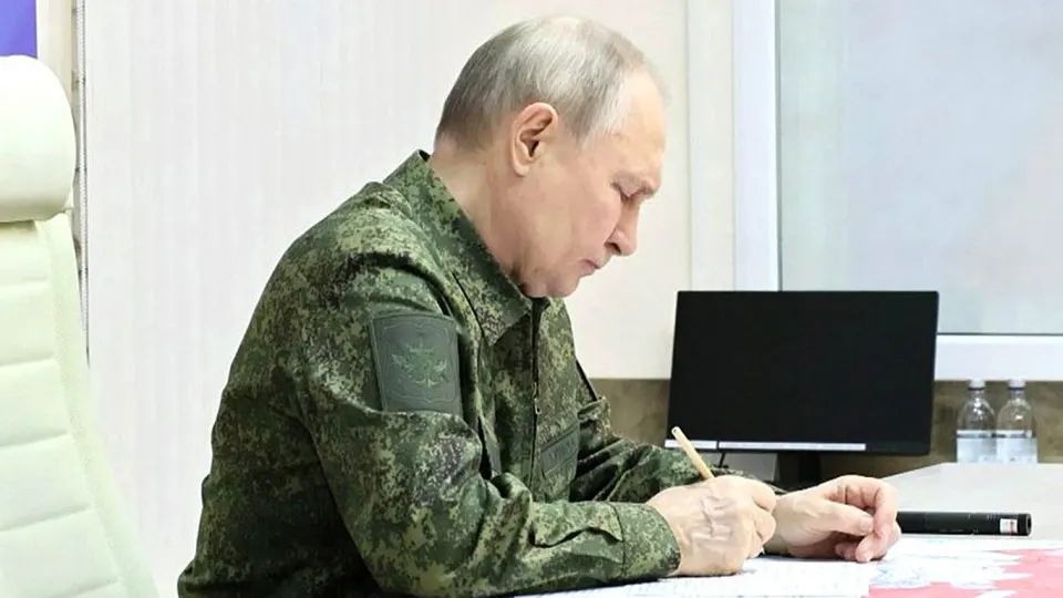 Европейские чиновники всё чаще предупреждают, что Москва может попытаться эскалировать конфликт за пределами Украины в ближайшие месяцы — в том числе вокруг стран Балтии. Усиление ударов беспилотников, законодательные нововведения и внутреннее давление в России повышают риск провокаций и локальных операций за рубежом.