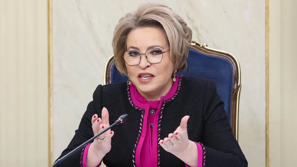 В 2026 году почти четверть субъектов РФ урезали расходы на здравоохранение — регионы экономят около 107 млрд рублей. Председатель Совета Федерации призвала усилить контроль за качеством больничного питания и прекратить кормить людей «баландой».