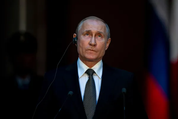 В начале 2026-го несколько федеральных информационных каналов заметно уменьшили количество упоминаний президента — по подсчетам, в среднем в два–три раза. Снижение началось после сообщений об атаке на резиденцию и совпало с усилением мер безопасности и сокращением поездок президента по регионам.