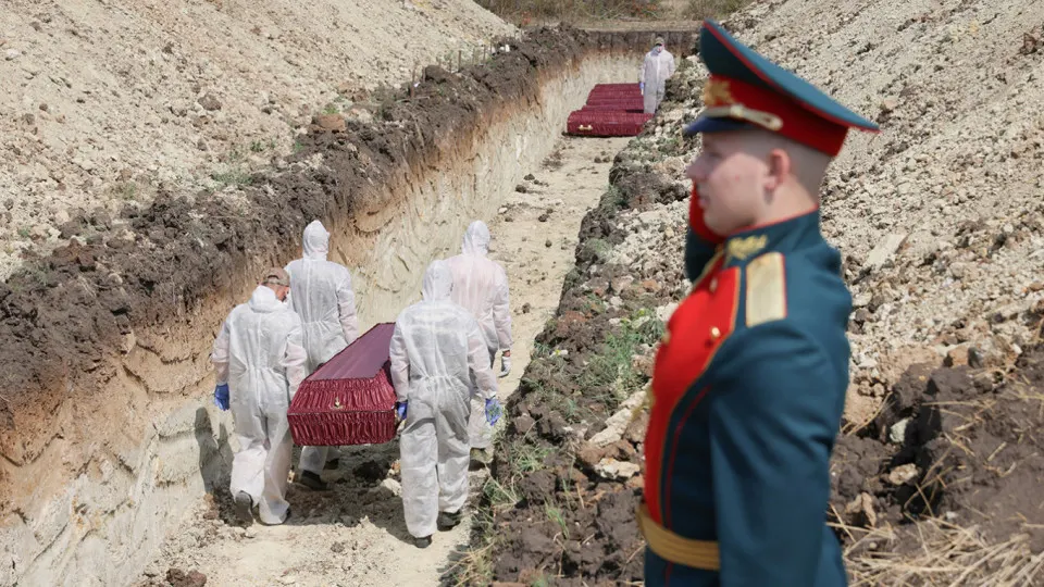 Анализ поимённых списков, реестра наследственных дел и судебной статистики даёт документально обоснованную минимальную оценку в 352 тысячи погибших российских военных с начала полномасштабного вторжения до конца 2025 года; в оценку включены как регистрации в ЗАГС, так и судебные признания погибшими.