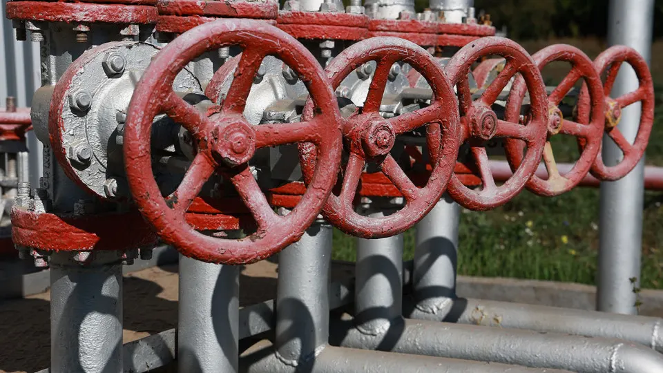 В апреле добыча нефти в России упала до 8,83 млн баррелей в сутки, что на 460 тыс. баррелей меньше, чем годом ранее. Сокращение связывают с ударами по портам, трубопроводам и НПЗ — это осложнило экспорт и ударило по доходам бюджета.