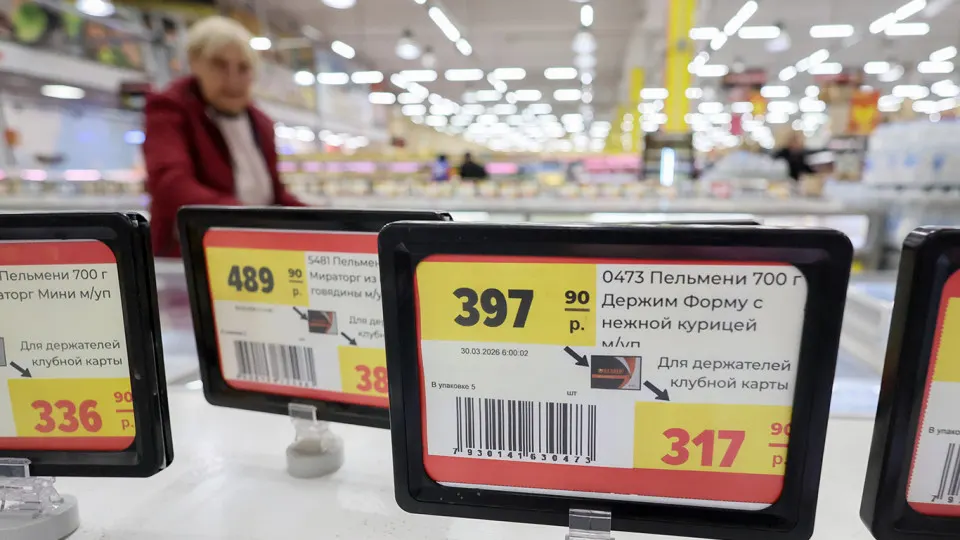 Федеральная антимонопольная служба направила предостережения экспертам, отметив, что заявления о грядущем подорожании товаров и топлива могут быть восприняты рынком как сигнал к изменению цен и вызвать повышенный спрос.