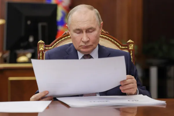 По данным отчёта европейской разведки, вокруг президента значительно ужесточили меры безопасности: он проводит недели в модернизированных бункерах, расширен список лиц под усиленной защитой, а в столице усилили проверки и частично отключают связь из‑за угроз беспилотников и возможных заговоров.