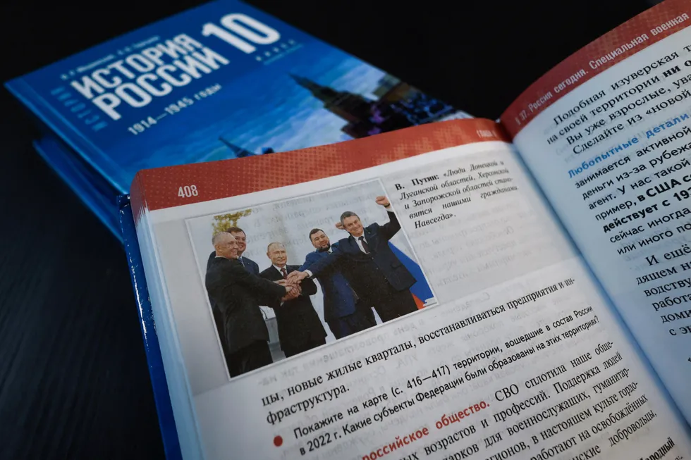 Новая линейка учебников по истории для 6–9 классов часто вплетает в рассказ о древности современные политические проекты, сглаживает неудобные факты и подталкивает школьников к однозначно лояльной интерпретации прошлого.