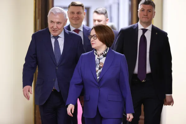 Чиновники и банкиры обсуждают три кандидатуры — Максима Орешкина, Петра Фрадкова и Андрея Костина. Окончательное решение остаётся за президентом, у Набиуллиной срок истекает 24 июня 2027 года.