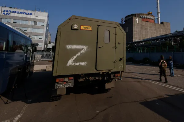 По заявлению компании, боевой дрон, управляемый по оптоволокну, атаковал машинный зал шестого энергоблока Запорожской АЭС: возник взрыв и пробоина в стене, основное оборудование, по данным заявителей, не повреждено.