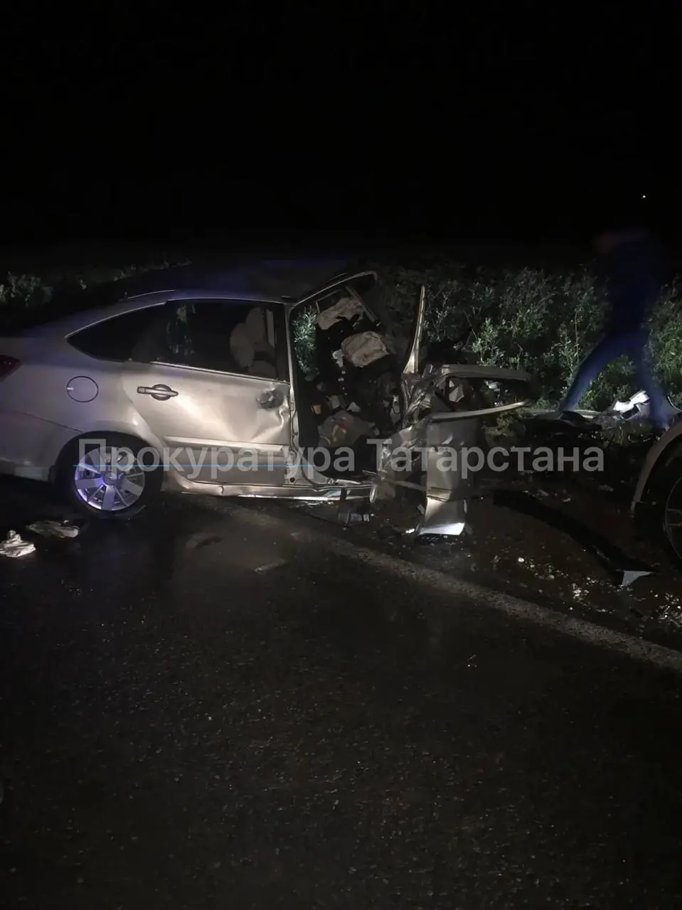 Вечером в столкновении «Лады Гранты» и BMW в Нижнекамском районе погиб 5‑летний ребёнок; также погибли водитель и пострадали четверо пассажиров.