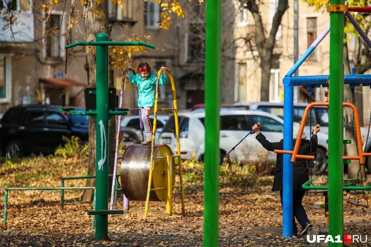 В республике больше всего неплательщиков алиментов фиксируют в Уфе и Стерлитамаке. Должникам предлагают не сразу наказание, а меры: лечение для зависимых и переобучение по соцконтракту с удержанием 25% из пособий на ребёнка; при неэффективности применяют лишение прав, запрет на выезд и даже уголовную ответственность. Для неработающих долг считают по средней зарплате по России.