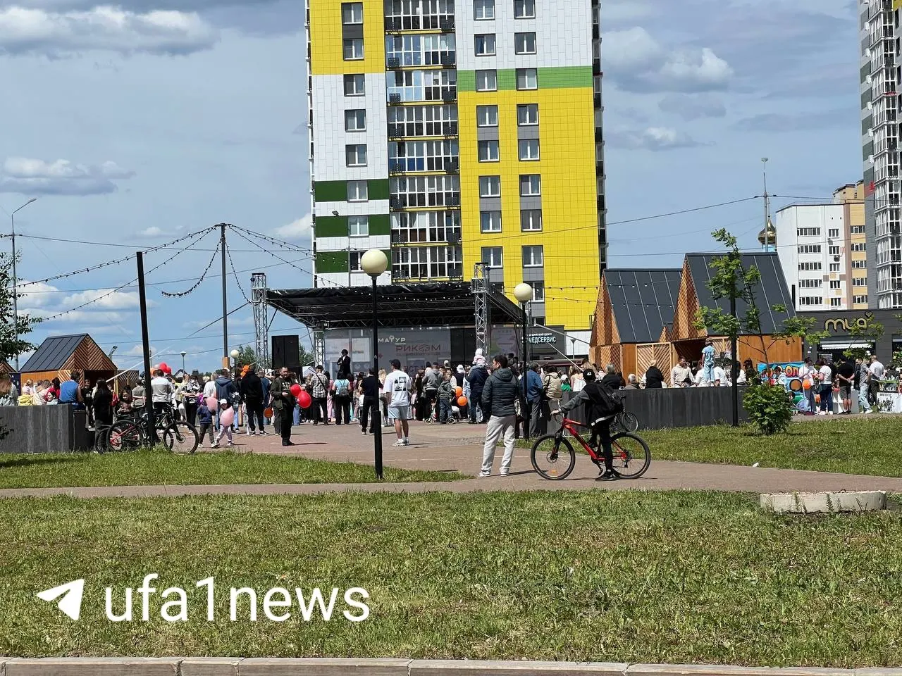 В Стерлитамаке в рамках городских гуляний прошёл велозабег; участникам также показали автозак, где детям позволили посидеть за рулём и включить проблесковые маячки.