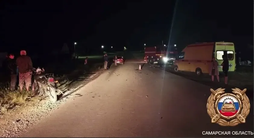 В деревне Старая Рачейка 16‑летний мотоциклист выехал на встречную полосу и столкнулся с 24‑летним байкером. Последний скончался на месте, подросток доставлен в больницу.