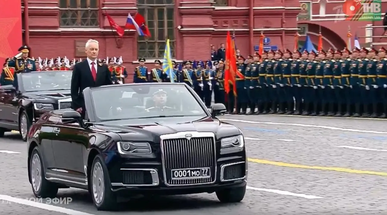 Министр обороны Андрей Белоусов провёл смотровый показ автомобилей Aurus: представленный кабриолет собрали в Москве, а другие модели выпускают в Елабуге.