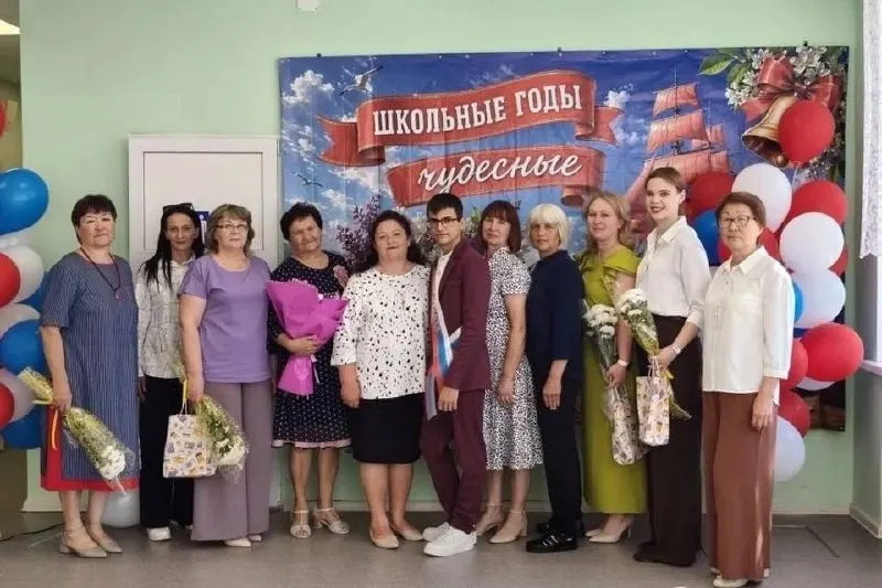 В школе села Натальино единственный ученик девятого класса Ярослав Шаульский завершил обучение — он учился практически в одиночестве все девять лет.