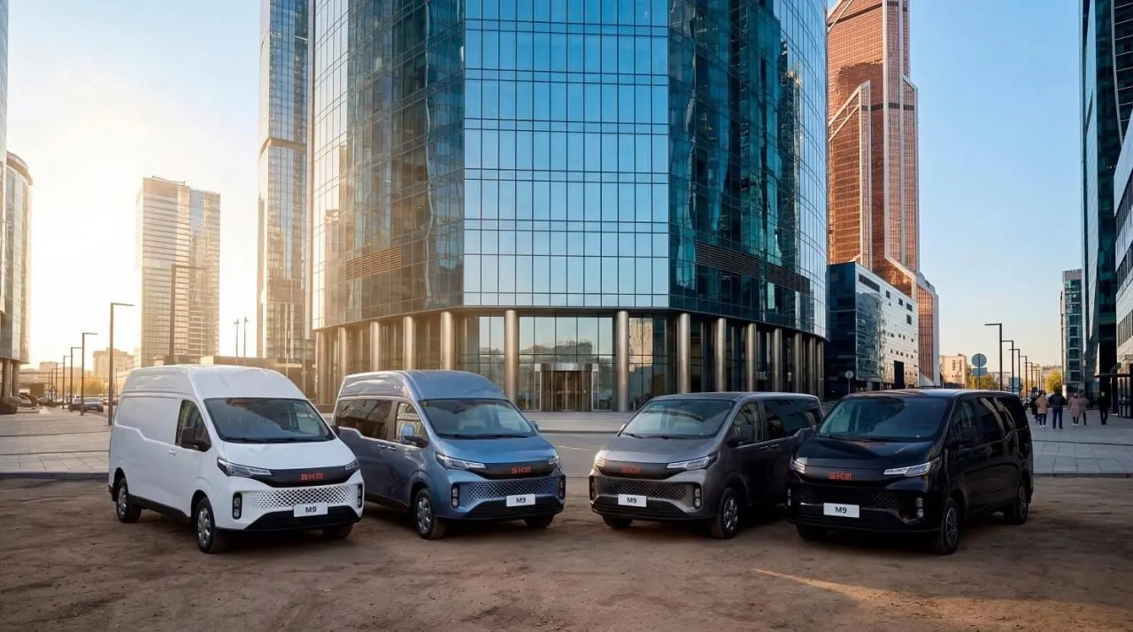 SKM M9 — переднеприводная модель с 150‑сильным дизелем и 9‑ступенчатой коробкой (автомат или механика). В гамме минивэн, 9‑местный микроавтобус и грузовой фургон; производство планируют в Нижнем Новгороде и Тольятти.