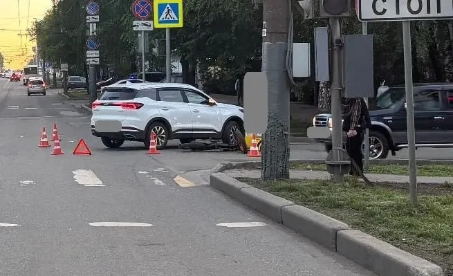 Вечером 28 мая на улице Воровского столкнулись автомобиль «Чери Тигго» и электровелосипед; пострадал 16‑летний водитель двухколёсного транспорта.