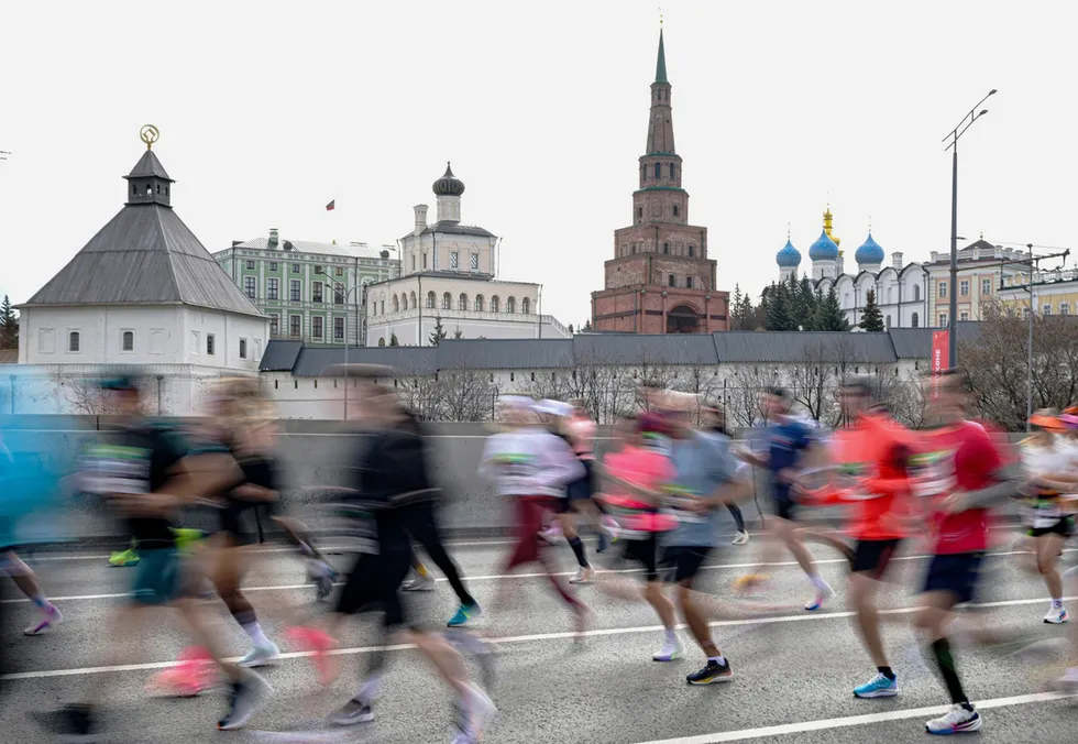 С 1 по 3 мая в Казани прошёл рекордный по числу участников марафон — более 44 тысяч человек. В соревнованиях установили новый национальный рекорд среди мужчин, а массовый наплыв спортсменов выявил проблемы с транспортом и размещением.