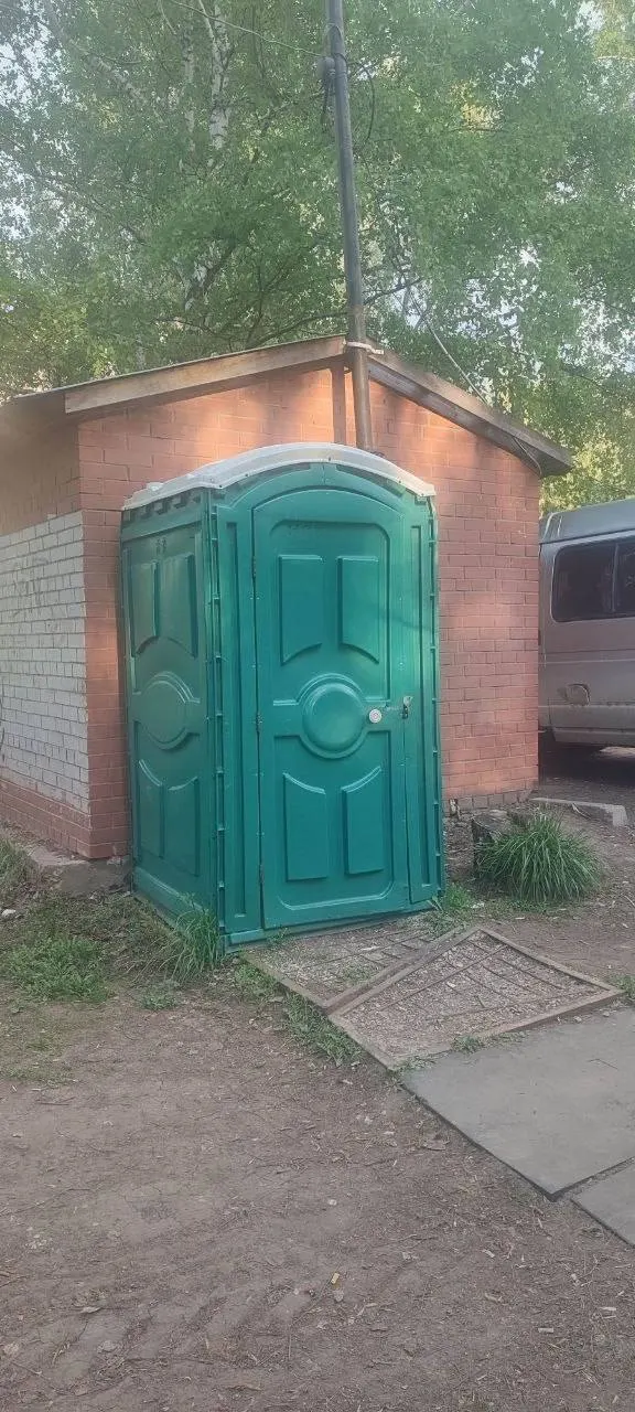 Посетители парка в Самаре жалуются, что на большой и популярной территории действует всего одна кабинка, она не закрывается и убирается редко. Люди просят установить дополнительные современные санитарные блоки.