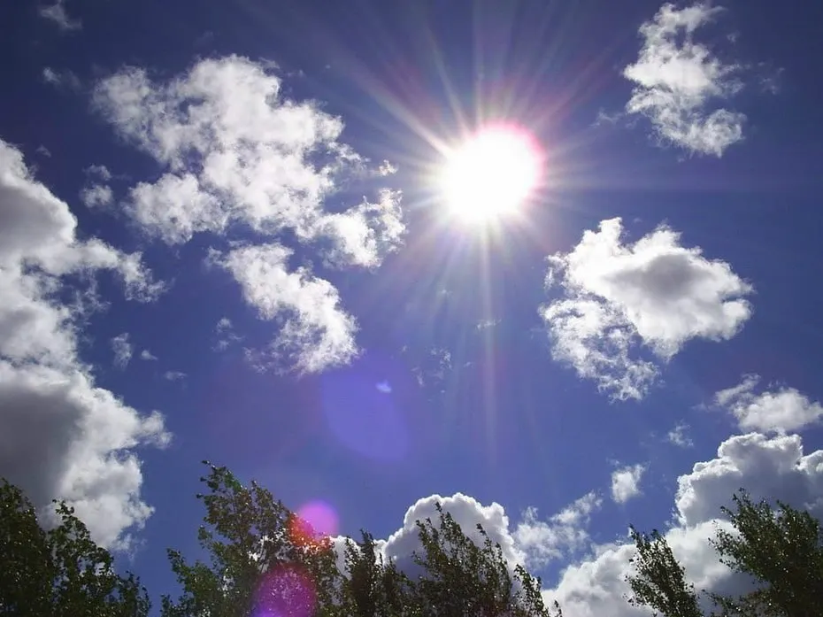 Днём в регионе ожидается тёплая погода — местами до +25…+26°C. Возможны кратковременные дожди, грозы и порывистый ветер; ночные температуры будут колебаться от +2°C до +15°C в зависимости от района.