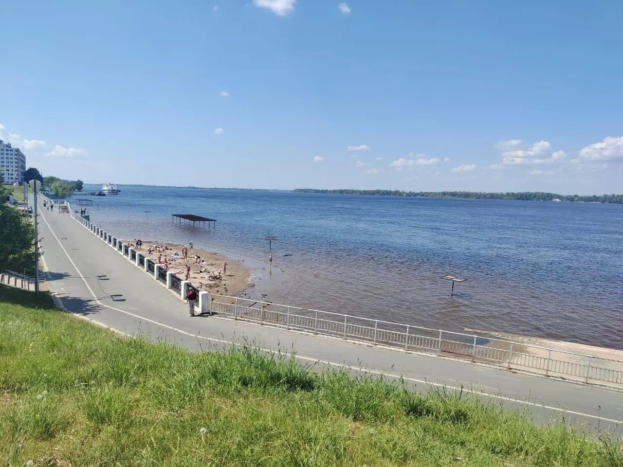 Теплая погода собрала людей на городские пляжи — на улице около +26 градусов, многие воспользовались моментом, чтобы позагорать.