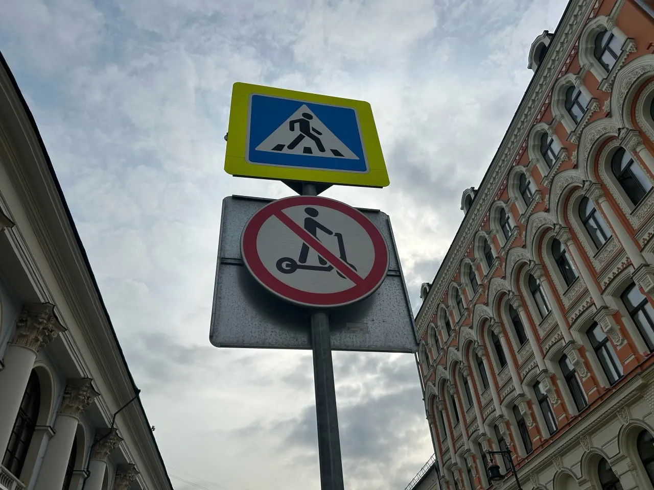 5 марта вечером на пересечении проспекта Масленникова и Подшипниковой две подростка на самокатах наехали со спины на женщину и скрылись; очевидцы сообщили, что девушки заявили, что не заметили пострадавшую.