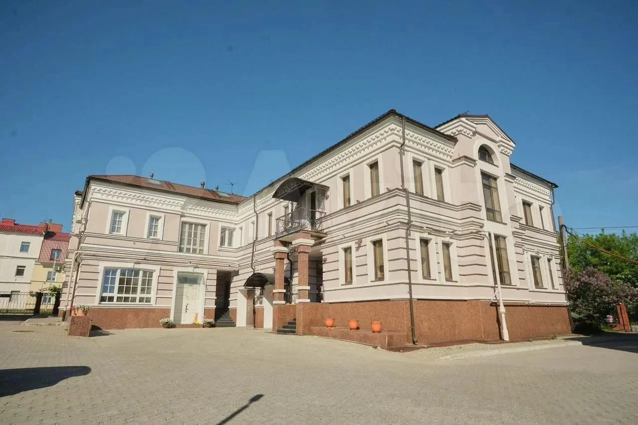 В микрорайоне Разгуляй выставлен двухэтажный таунхаус с мансардой, сауной и встроенным гаражом на участке 4,3 сотки; окна некоторых комнат выходят на Каму и Петропавловский собор.