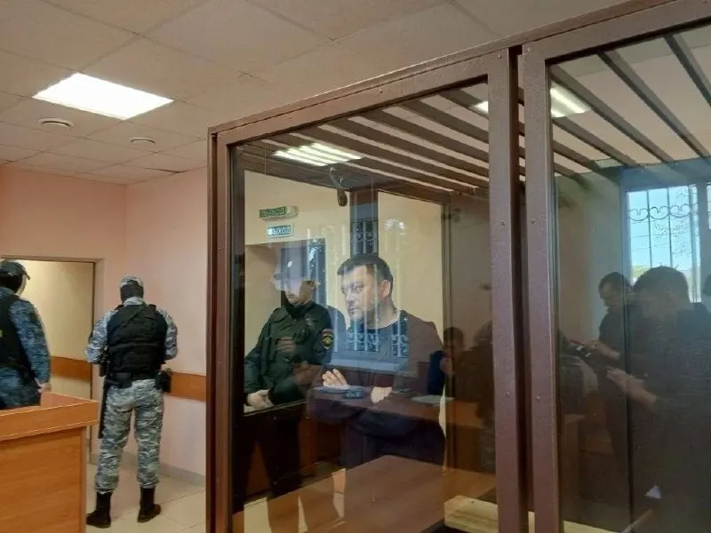 Адвокат сообщает, что 16 мая правоохранители с применением силы вывели мэра из лечебного учреждения, чтобы взять образцы волос для экспертизы; ранее биоматериалы уже изымались, защита намерена обжаловать действия.