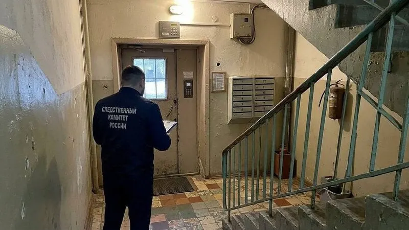 В доме на проспекте Столыпина обнаружили труп 61-летнего мужчины с признаками разложения. По факту проводится проверка СУ СКР по Саратовской области.