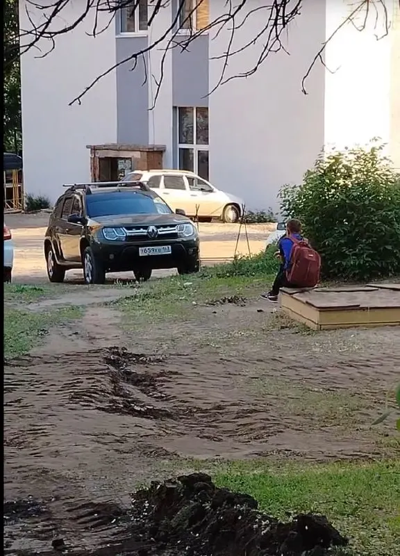 Во дворе дома 251 по улице Стара-Загора вместо игровой зоны и зелёной территории началось строительство: качели, песочница и деревья уже исчезли.