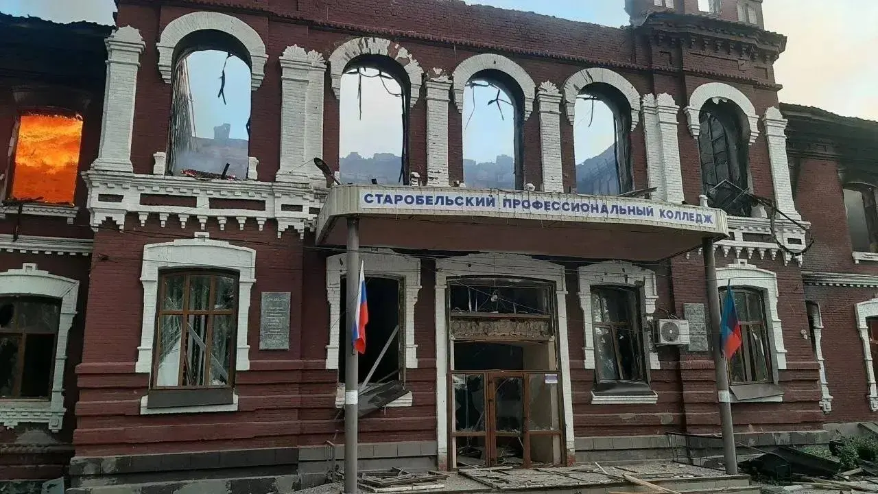Ночной обстрел общежития профессионального колледжа в Старобельске привёл к обрушению сектора здания: шесть подтверждённых погибших, 15 числятся пропавшими, 39 раненых.