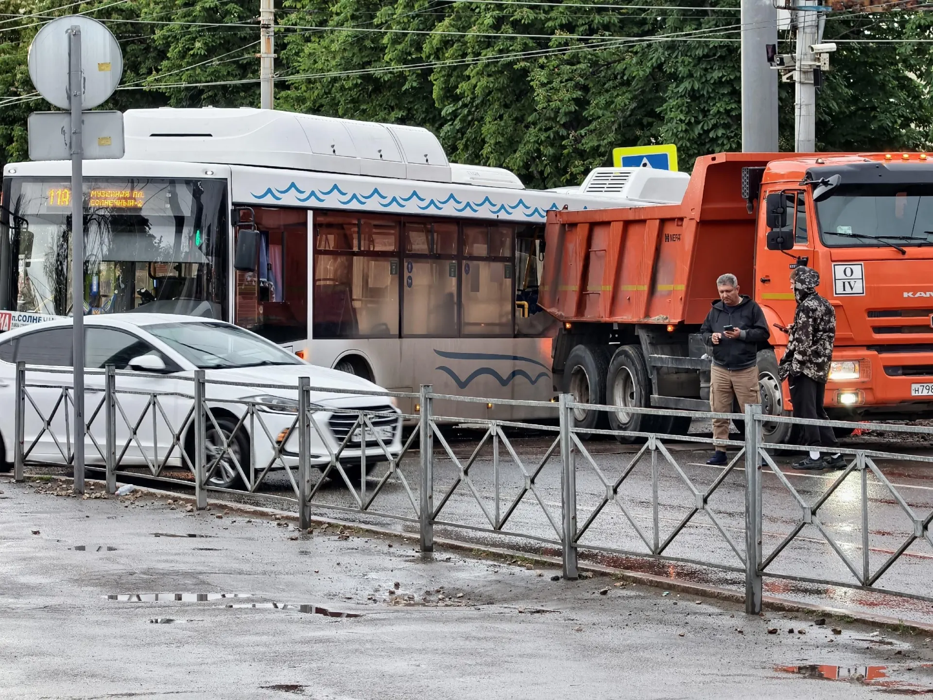 Авария в центре Саратова практически полностью блокировала движение по Московской улице; к 21:00 машины убрали и проезд восстановили.