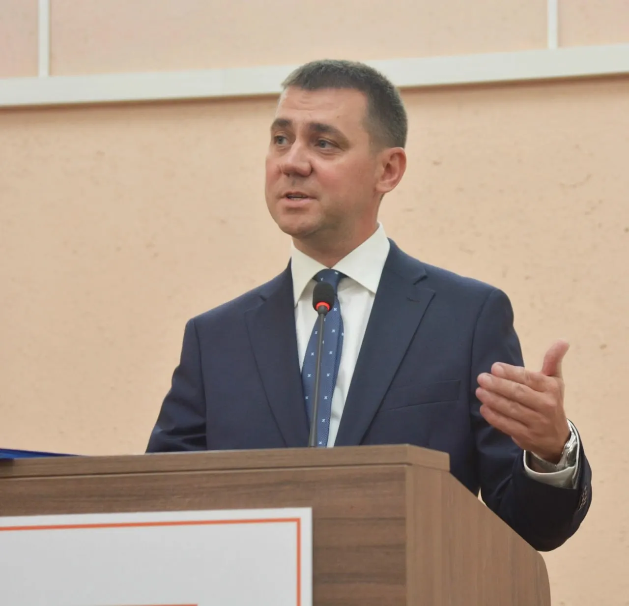 Коллектив крупнейшей больницы Тольятти представил нового руководителя — уролога и хирурга из врачебной династии с более чем 17‑летним стажем. Ранее он был заместителем главврача по хирургии и избран в городской совет от «Единой России».