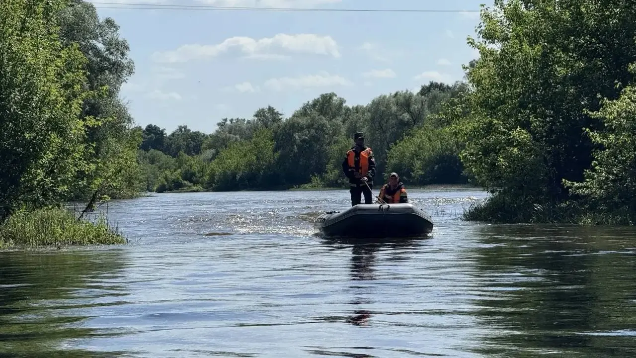 Тело ребёнка нашли после поисковой операции спасателей и водолазов; полиция и Следственный комитет устанавливают обстоятельства происшествия.