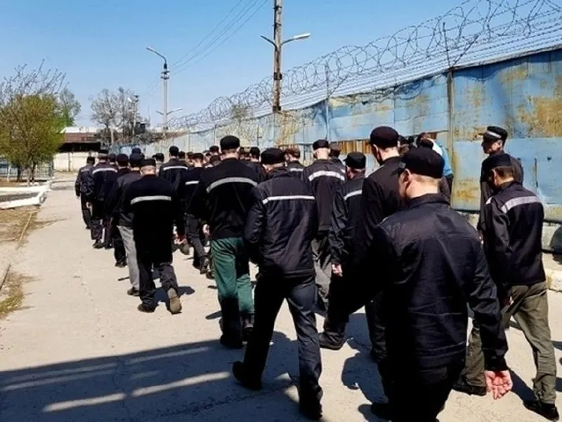 Суд приговорил 55‑летнего жителя Кирова к 11 месяцам колонии общего режима за задолженность по алиментам почти 30 тысяч рублей с учётом предыдущих судимостей.