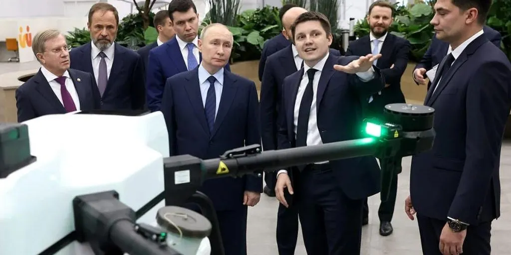 Бывшего гендиректора компании по производству БПЛА и экс‑советника губернатора отправили в СИЗО по обвинению в мошенничестве; в соцсетях утверждают, что под видом российских разработок продавали китайские дроны.