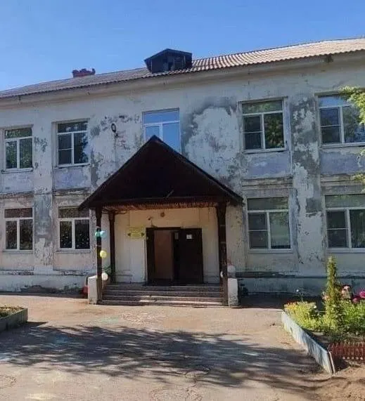 Администрация сообщила, что на 2025 год средства на ремонт фасада детсада «Ягодка» в бюджет не заложены. НМБУ «Центр‑сервис» разрабатывает проектно‑сметную документацию для последующего капитального ремонта.