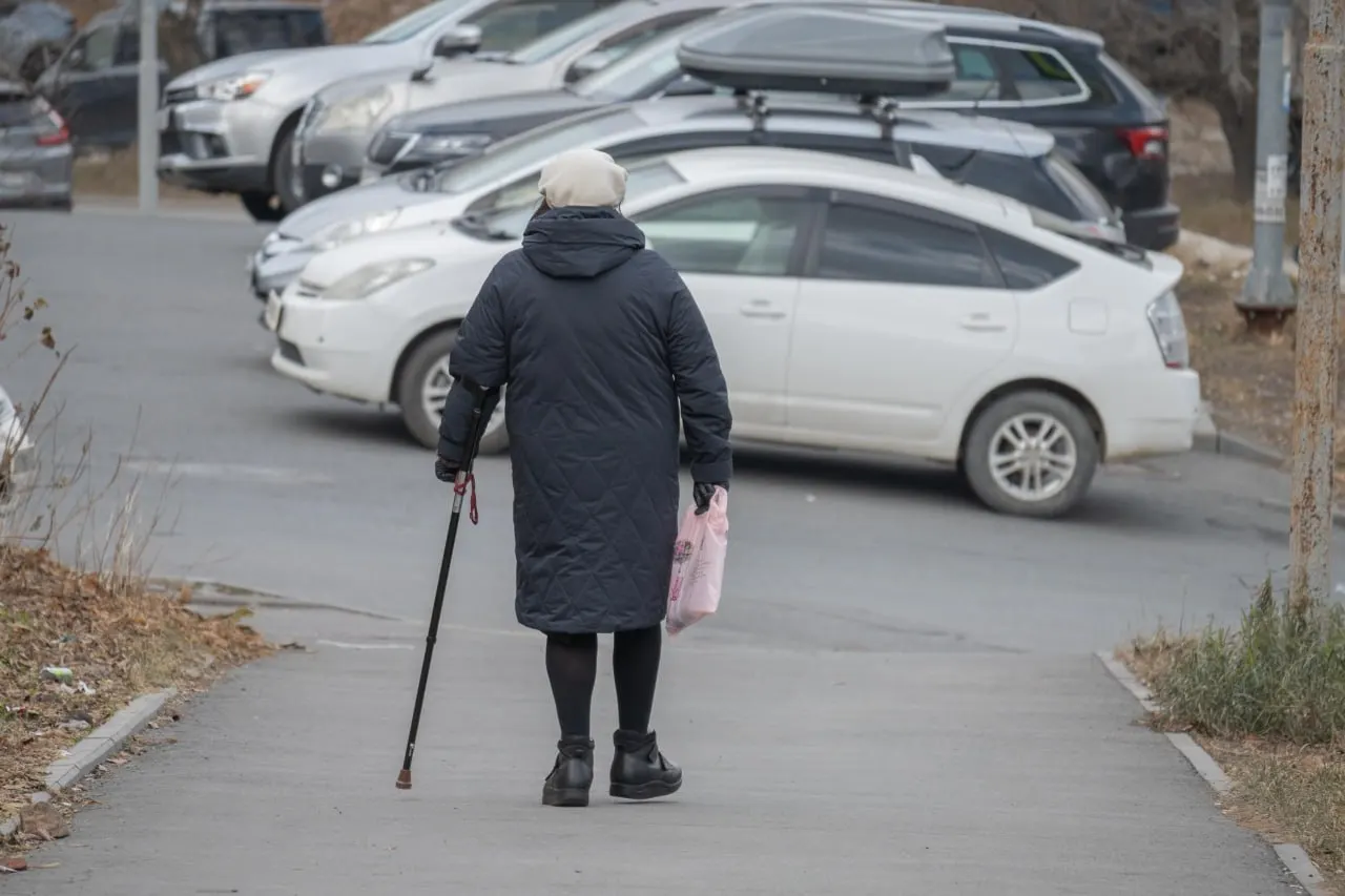Пенсионерка ушла на прогулку, потерялась в темноте и позвонила мужу. Полицейские обнаружили её в подтопленном лесу: женщина упала, получила травмы и замерзла, угрозы жизни нет.