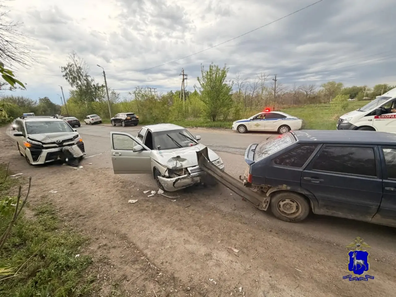 12 мая в Сызрани водитель Toyota Voxy превысил скорость и врезался в стоявшую на запрещающий сигнал Lada 2112. В результате две 16‑летние пассажирки «двенашки» оказались в больнице.