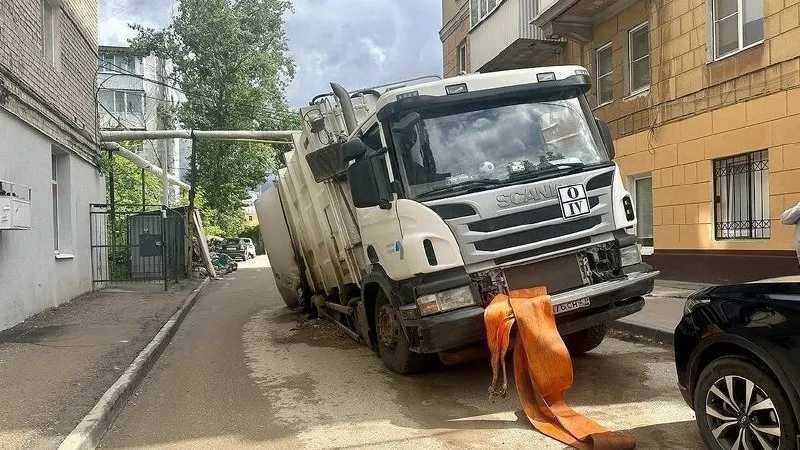 Ночью грузовой автомобиль частично ушёл в дорожный провал на улице Сакко и Ванцетти. Глава муниципального контроля распорядился о мерах в отношении организации, проводившей работы на коммуникациях.