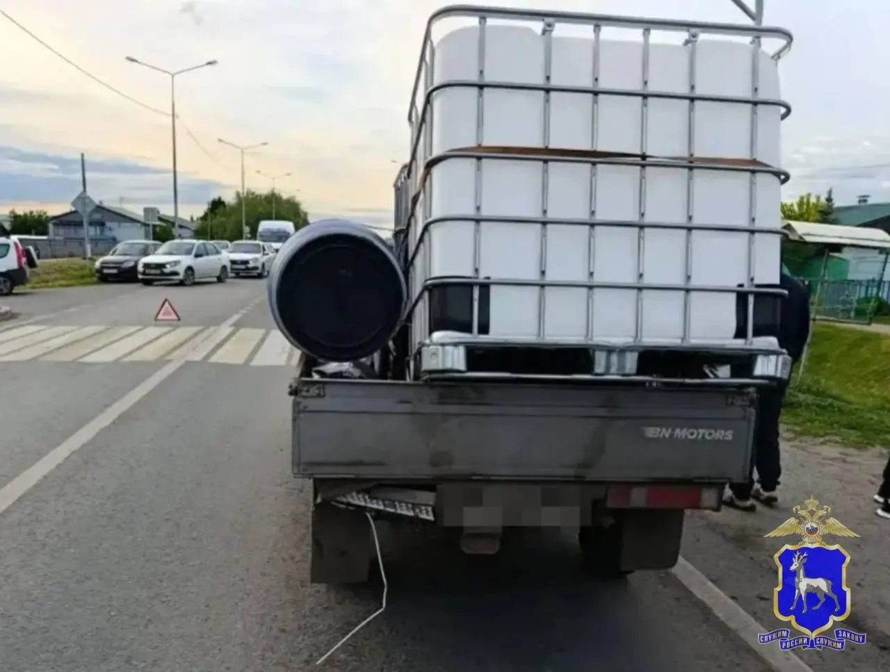 В Ставропольском районе Самарской области 34‑летний мотоциклист столкнулся с попутным автомобилем, затем врезался в грузовой ГАЗ. Водитель мотоцикла погиб, на месте работают сотрудники ГИБДД.