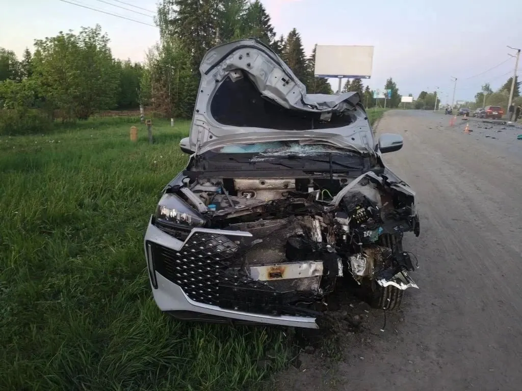 Ночью 21 мая в селе Красное автомобиль выехал на встречную полосу и столкнулся с мотоциклом; 26‑летний мотоциклист погиб, у 27‑летнего водителя выявлено состояние опьянения.