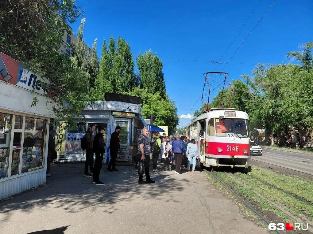 В разных районах города встало движение трамваев и троллейбусов: пассажиров высаживали, муниципальный электротранспорт остановился, тогда как частные автобусы и маршрутки продолжили работу.