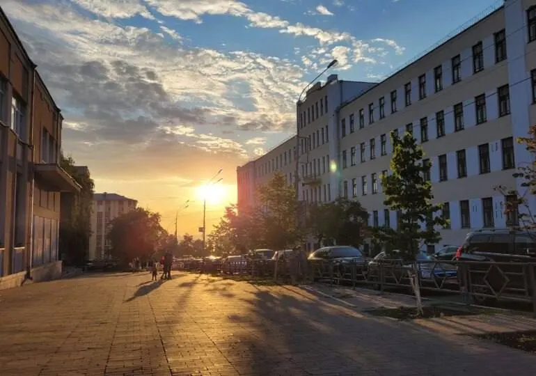 С 08:00 до 23:00 введён запрет на розничную торговлю алкоголем в границах центральных улиц Самары из‑за проведения мероприятий, посвящённых Дню Победы. Исключение — заведения общественного питания.