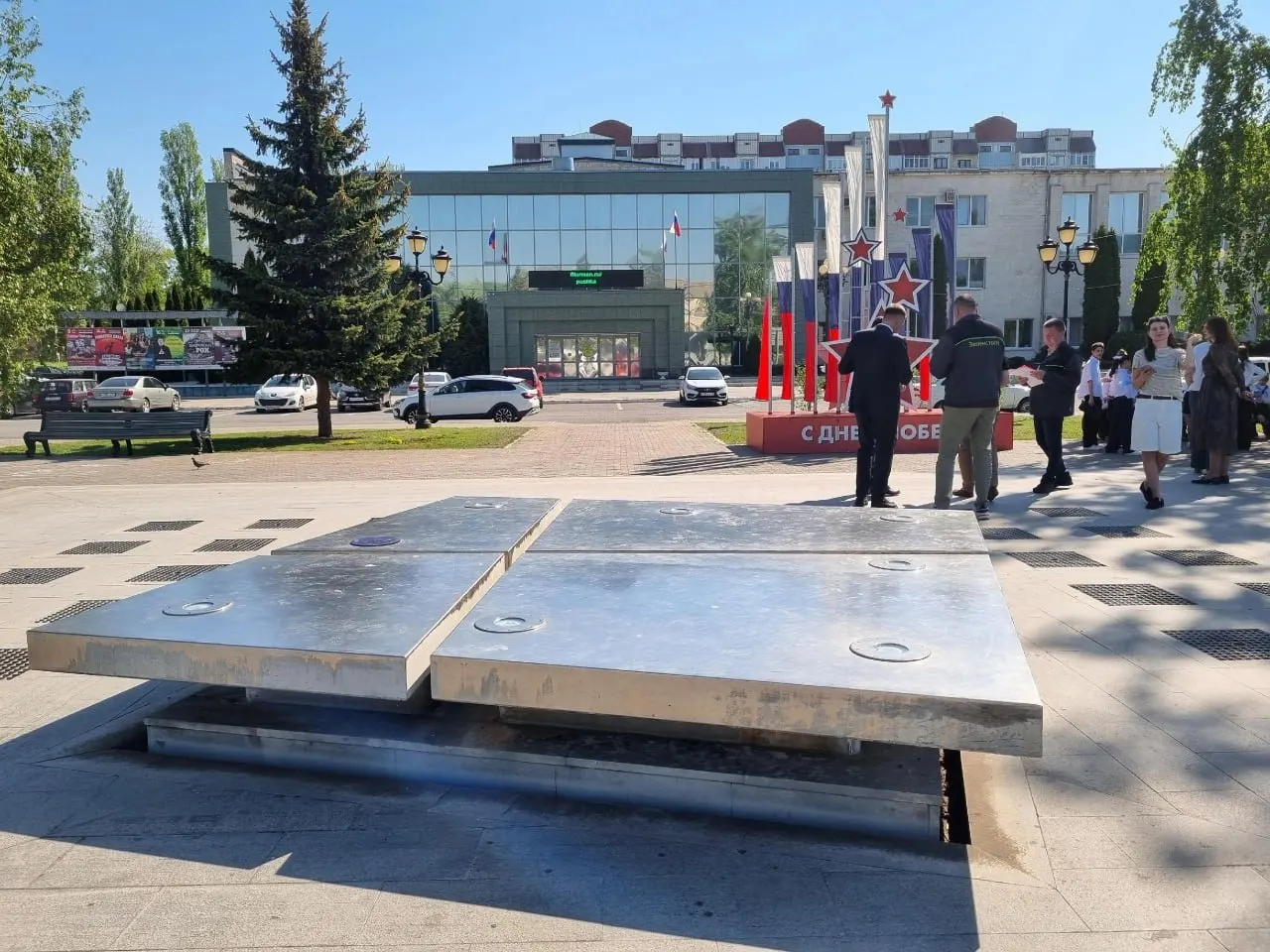 Фонтан в Тольятти два года простаивал из‑за ошибок при строительстве: отсутствовала вентиляция в техпомещении и была неэффективна гидроизоляция. На ремонт выделены средства — работы начнут через месяц и займут до 45 дней. Мэрия планирует запуск фонтанов в городе с мая.