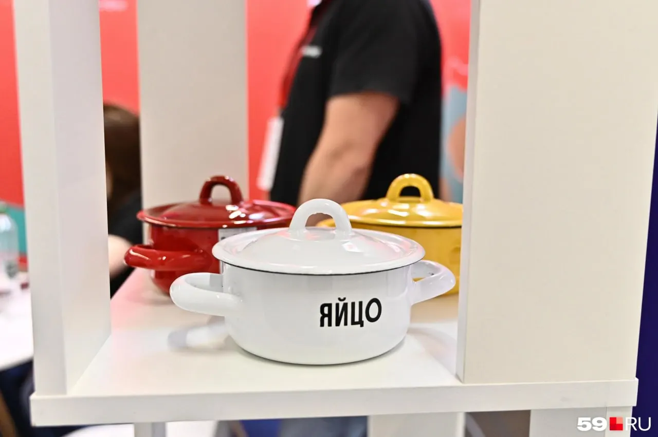 На площадке PermExpo состоялся деловой форум с лекциями и встречами, где одновременно работала ярмарка: фермеры и ремесленники представили и продавали товары от украшений до традиционной посуды.