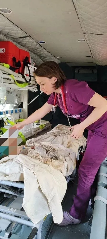 14-летний мальчик получил ожоги около 60% тела от удара вольтовой дугой. После стабилизации его перевезли в Нижегородский НИИ травматологии; отдельно реанимобилем в Самару доставили недоношенную двойню.