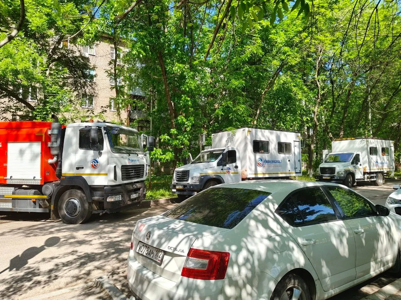 Между домами на улице Петропавловская вода бьёт из труб уже пятые сутки. По словам местных, ресурсоснабжающая организация долго не реагировала — техника приехала только после обращения в Следственный комитет по РБ.