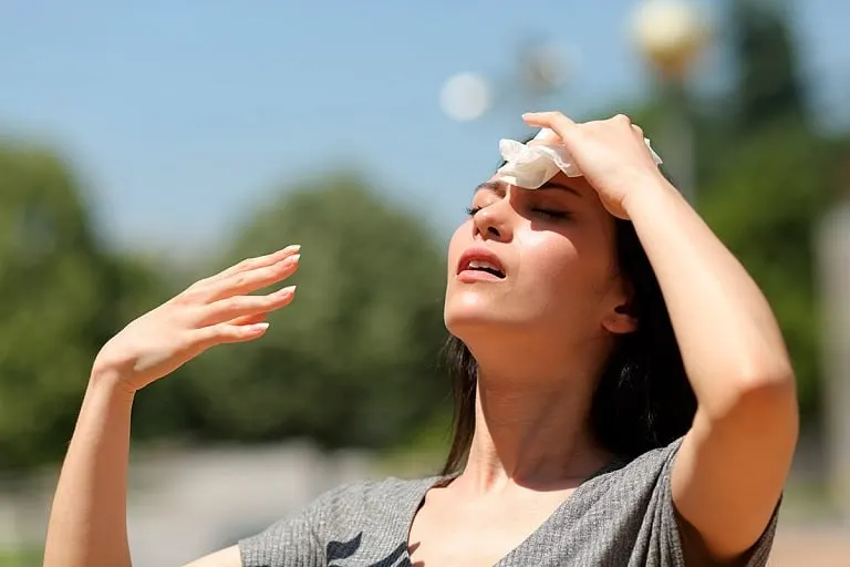 В выходные воздух прогреется до +25...+30°C, местами ожидаются кратковременные дожди, грозы и возможный град; в начале следующей недели температура начнёт снижаться из‑за смены ветра.