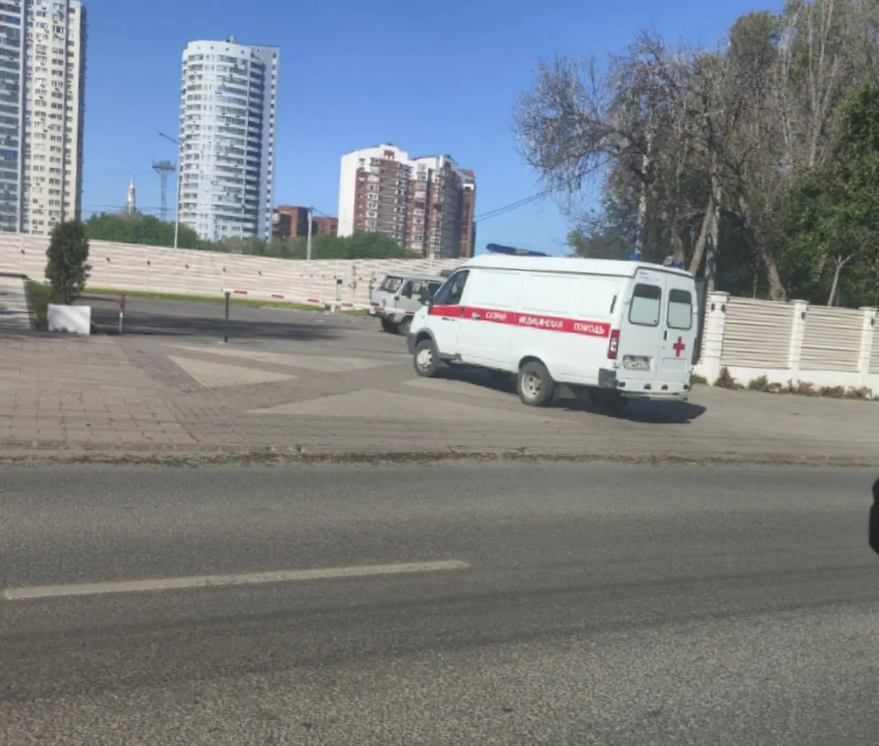 Утром 18 мая в Самаре автомобиль скорой включил сирену и объехал пробку по встречной полосе, затем припарковался у кафе — в машине не было медиков. Жители просят Минздрав провести разъяснительную работу с водителями.